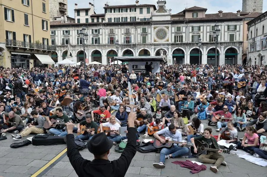 Mille chitarre in piazza