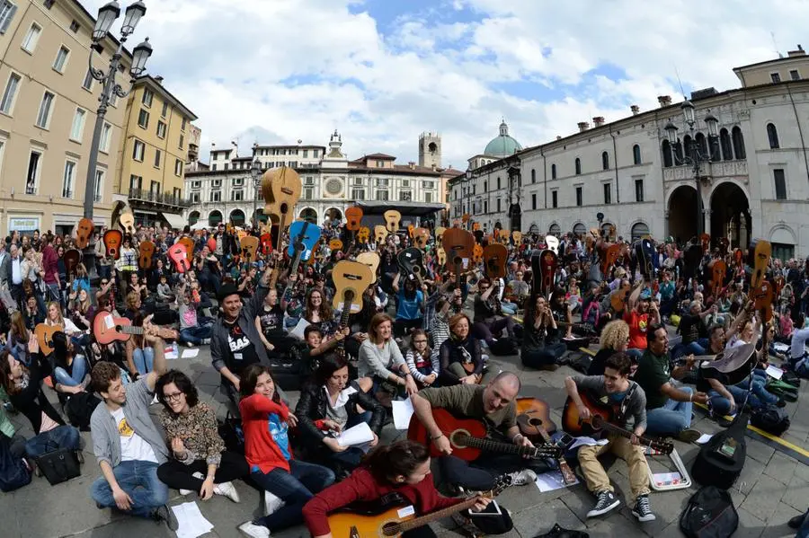 Mille chitarre in piazza