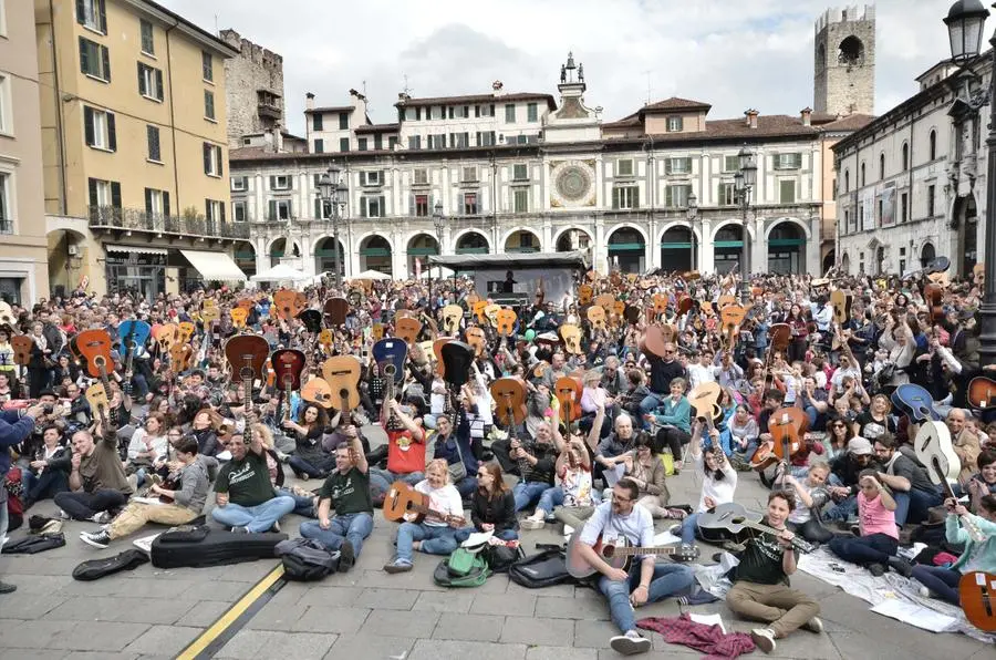 Mille chitarre in piazza