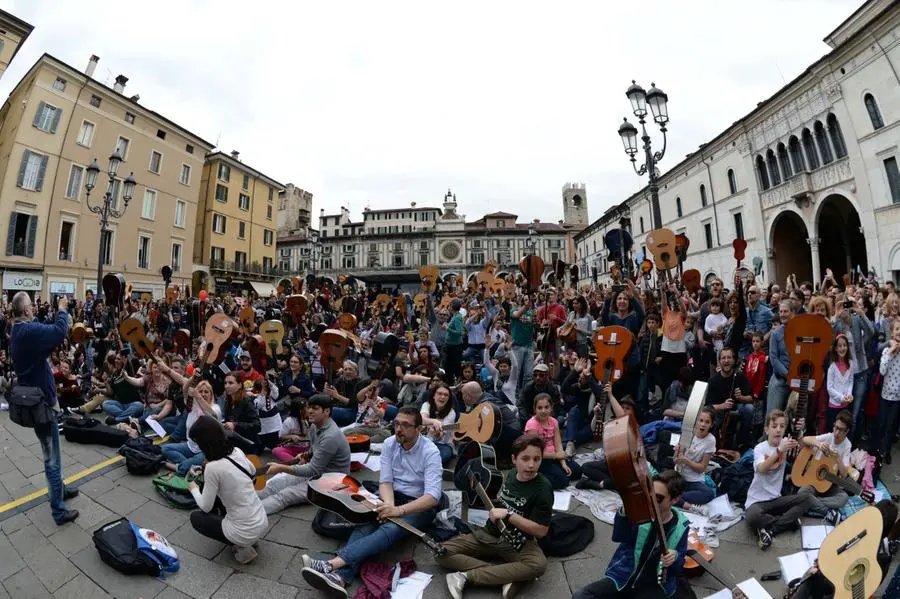 Mille chitarre in piazza