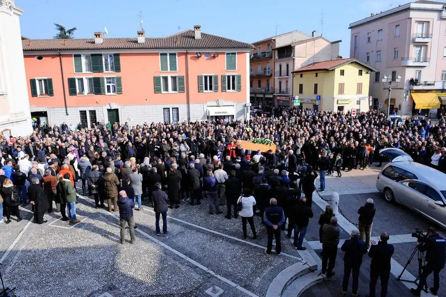 Folla di tifosi e tanti volti noti ai funerali di Corioni