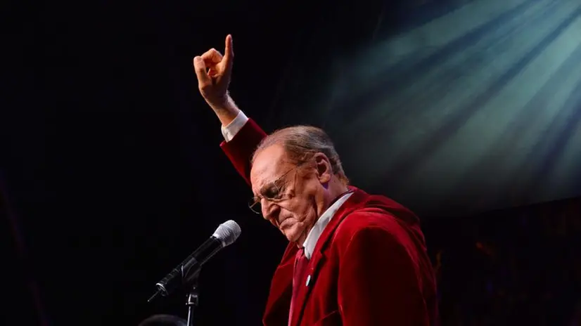 Renzo Arbore al Pala Banco di Brescia