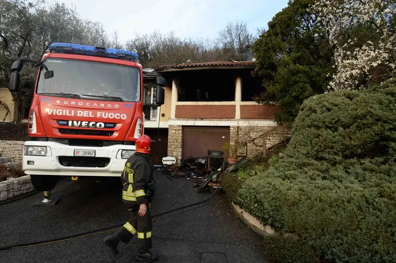 Vigili del fuoco al lavoro in via Pendolina