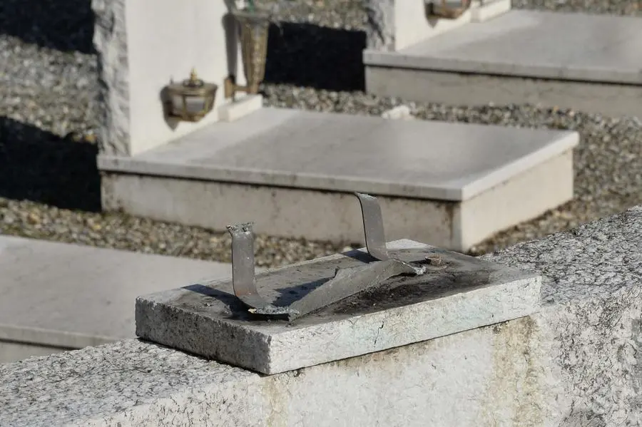 Il cimitero di Mompiano e le tombe sfregiate
