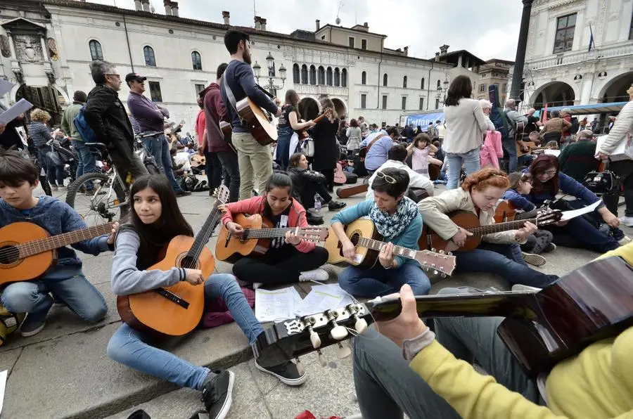 Mille chitarre in piazza