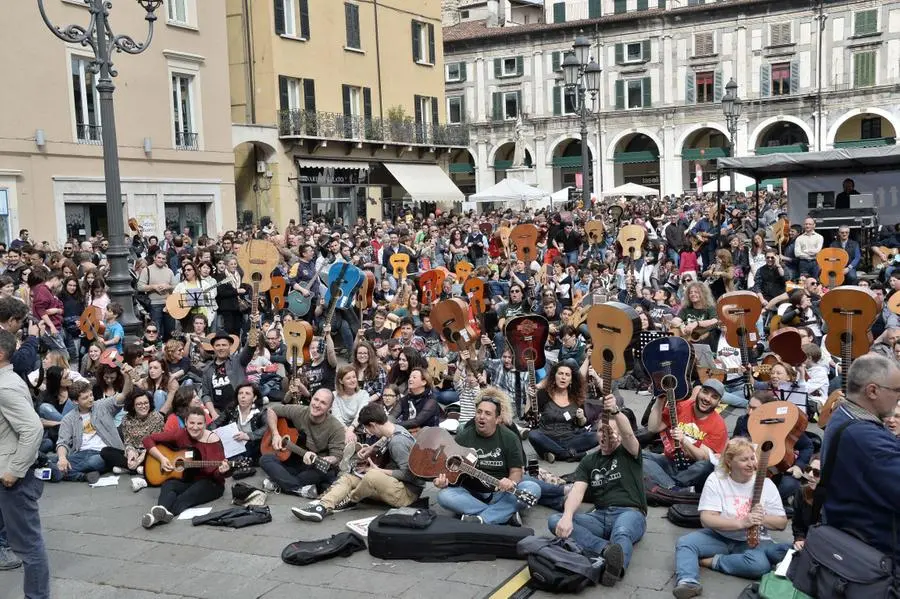 Mille chitarre in piazza