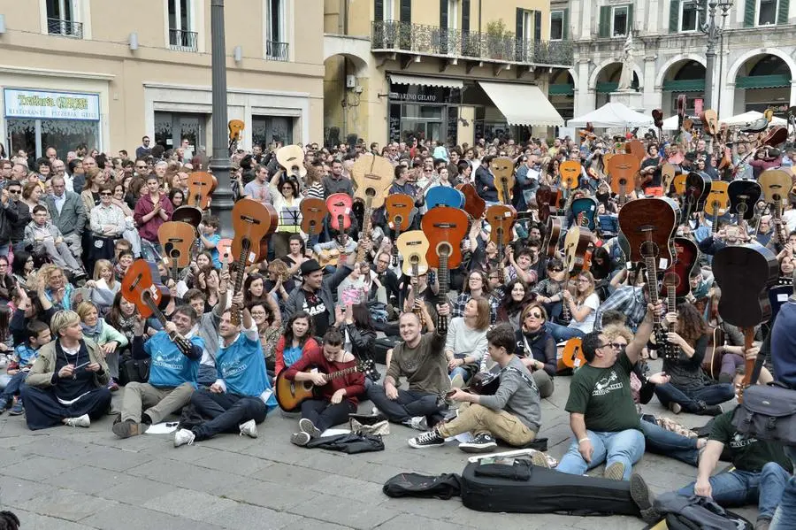 Mille chitarre in piazza