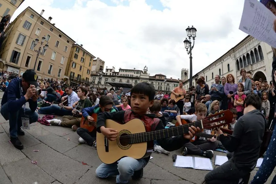 Mille chitarre in piazza