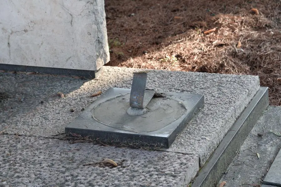 Il cimitero di Mompiano e le tombe sfregiate
