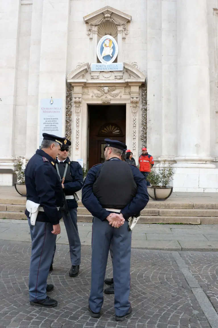 Pasqua: controlli delle forze dell'ordine fuori dalla Cattedrale