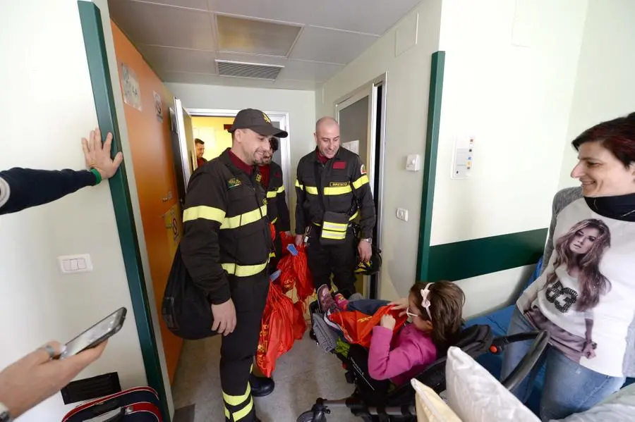 I vigili del fuoco tra i bambini in ospedale