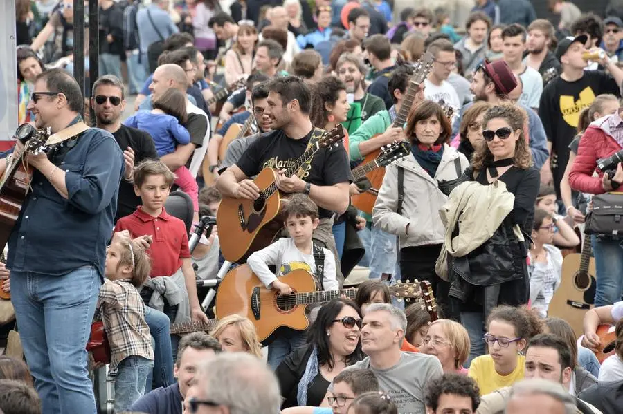 Mille chitarre in piazza