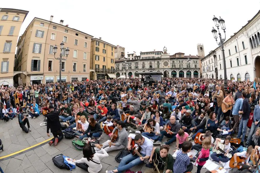 Mille chitarre in piazza