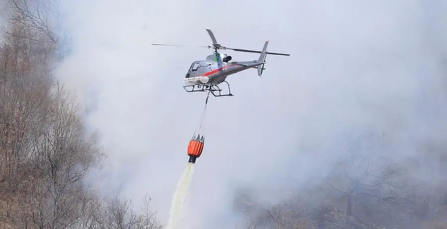 L'elicottero della Forestale in azione a Lumezzane
