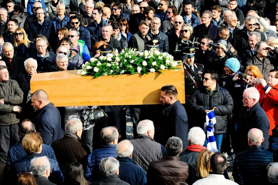 Folla di tifosi e tanti volti noti ai funerali di Corioni
