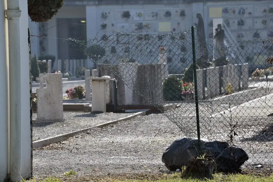 Il cimitero di Mompiano e le tombe sfregiate
