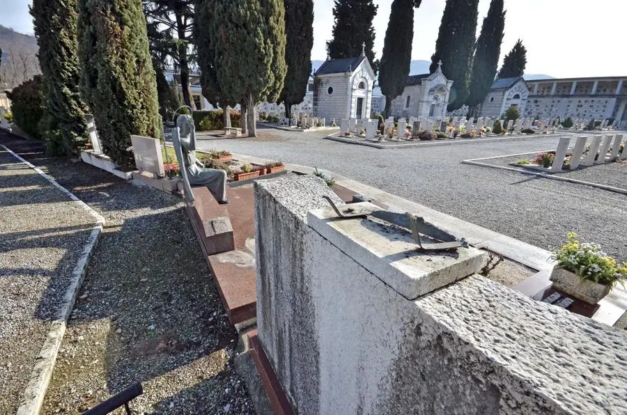 Il cimitero di Mompiano e le tombe sfregiate
