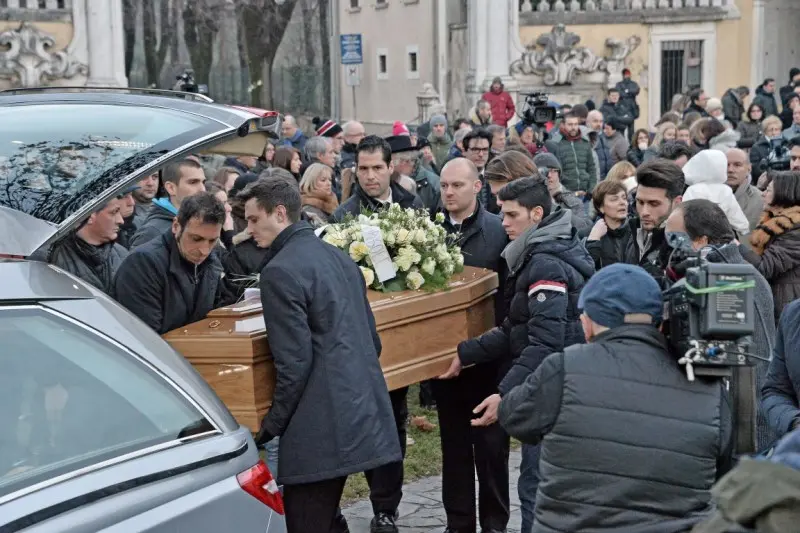 I funerali di Giovanna Lazzari e della piccola Camilla