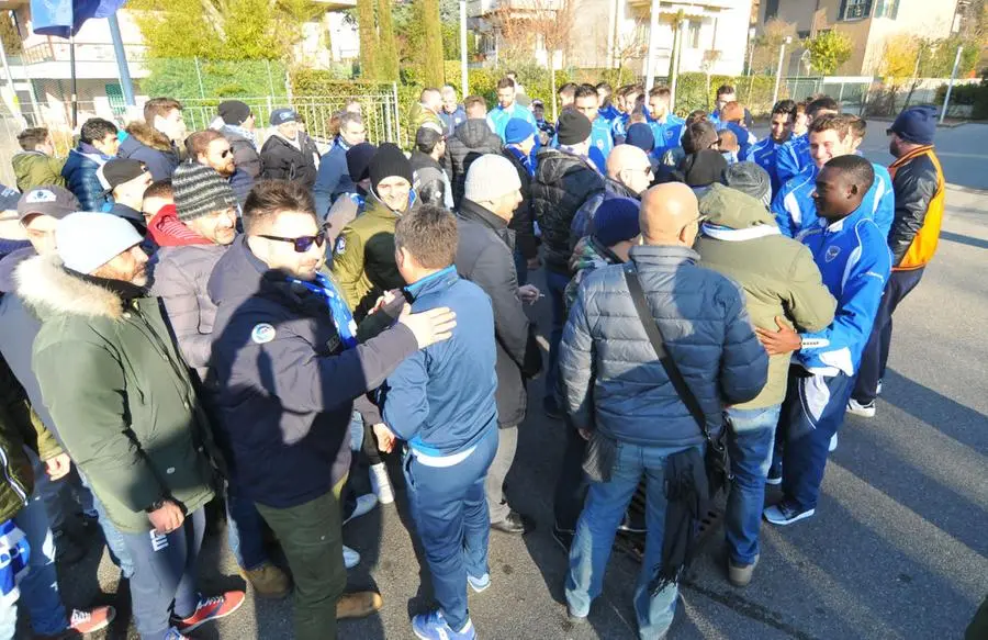 Brescia, il saluto dei tifosi alla partenza dalla Club House