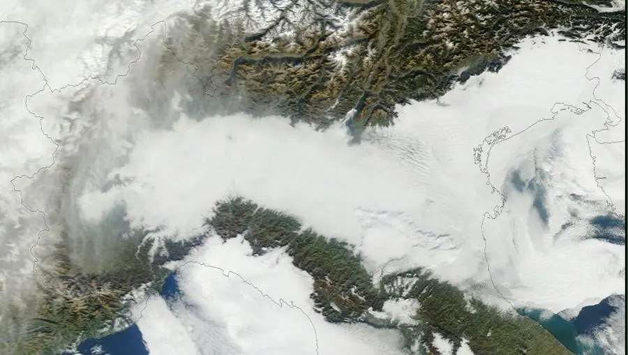 Cappa di nebbia e smog su Brescia e provincia