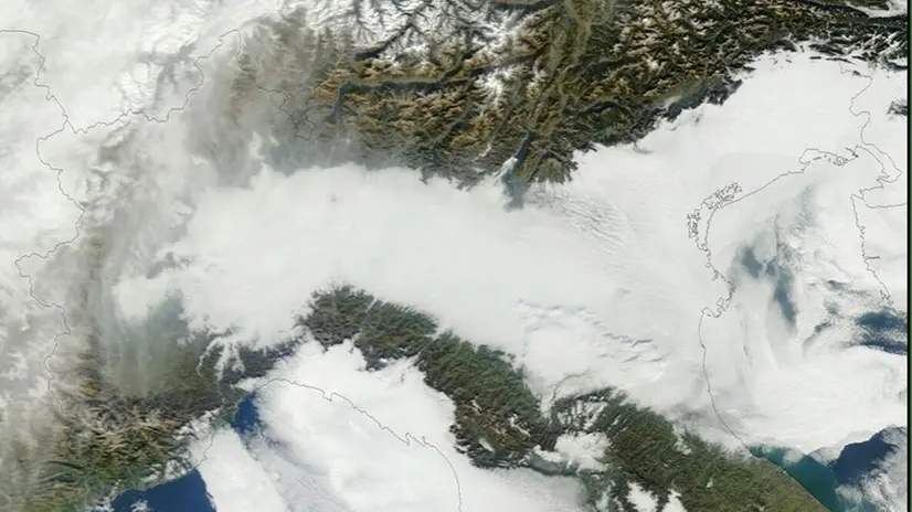 Cappa di nebbia e smog su Brescia e provincia