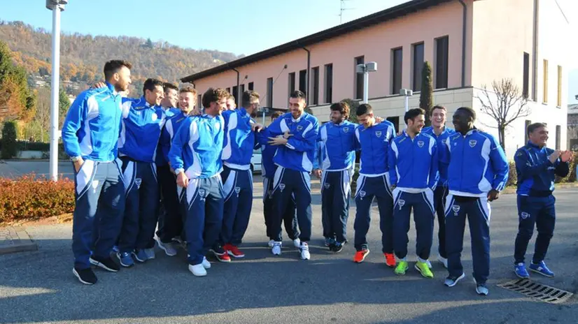 Brescia, il saluto dei tifosi alla partenza dalla Club House