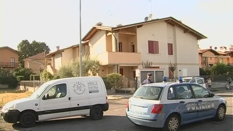 Un'auto della Polizia fuori dalla casa di Marco Seramondi: accanto il furgone della pizzeria Da Frank
