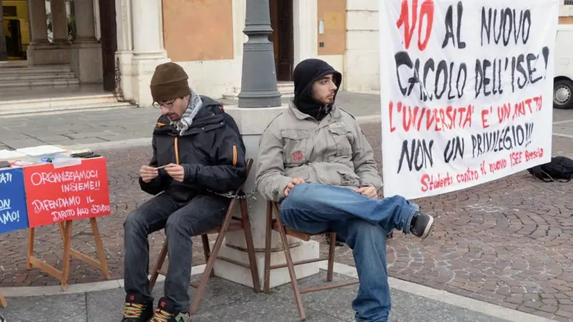 Isee variato, studenti incatenati per 24 ore