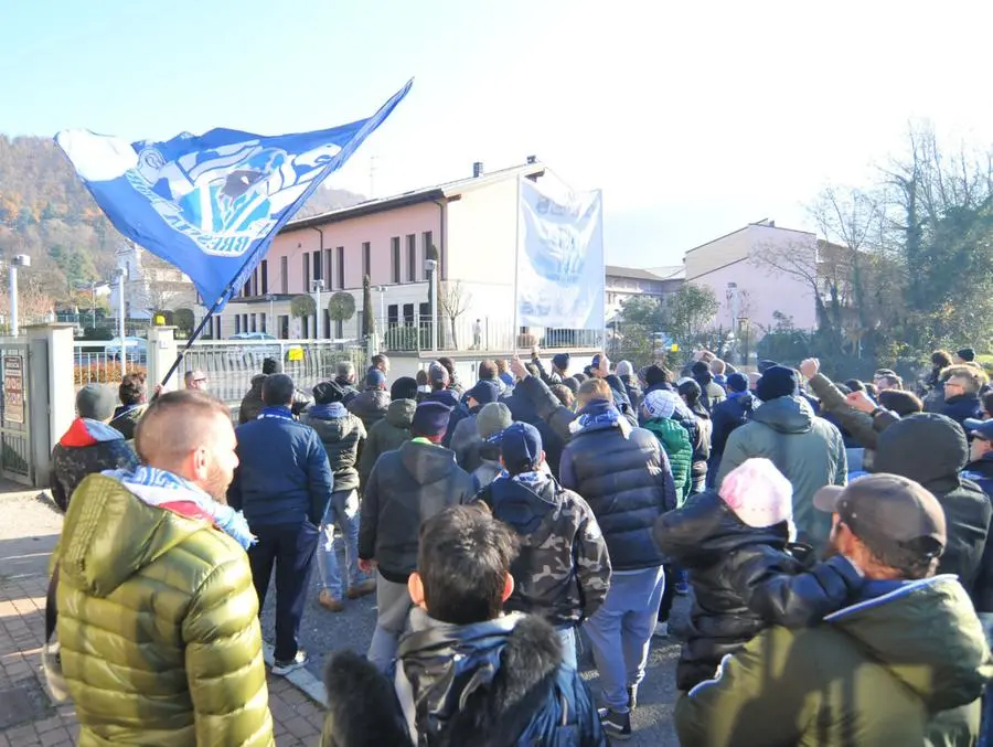 Brescia, il saluto dei tifosi alla partenza dalla Club House