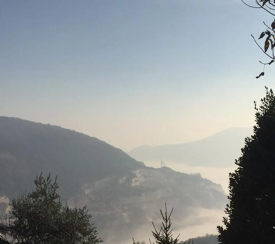 Cappa di nebbia e smog su Brescia e provincia