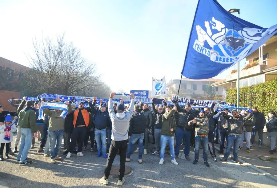 Brescia, il saluto dei tifosi alla partenza dalla Club House