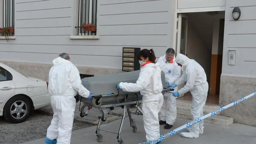 Cadavere in via Mazzucchelli
