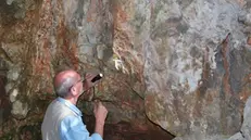 Ausilio Priuli studia le pareti della Grotta di Ernesto