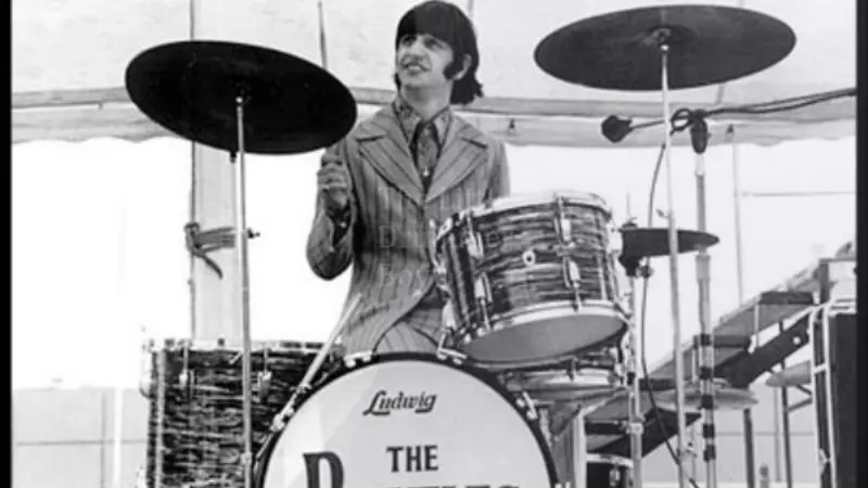 Ringo Starr alla batteria