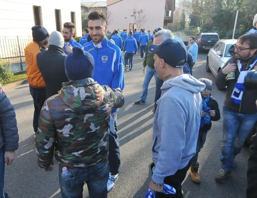 Brescia, il saluto dei tifosi alla partenza dalla Club House