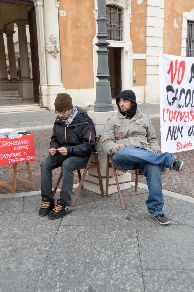 La protesta degli studenti in piazza Mercato