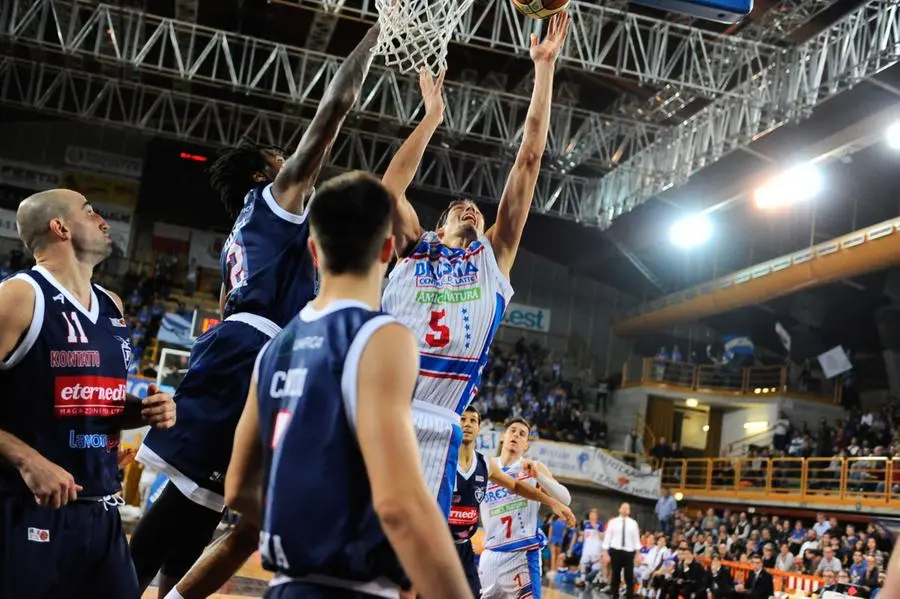 Basket, la Centrale batte la Fortitudo Bologna