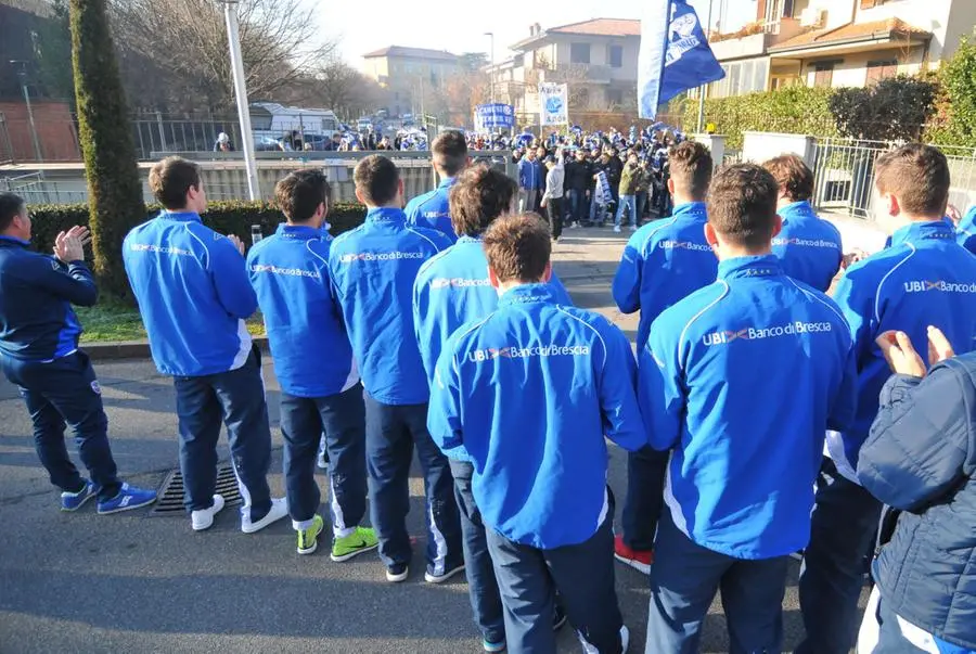 Brescia, il saluto dei tifosi alla partenza dalla Club House