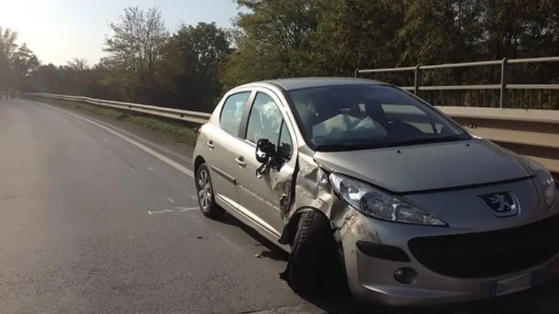 La Peugeot dopo l'incidente (ph. www.vallesabbianews.it)