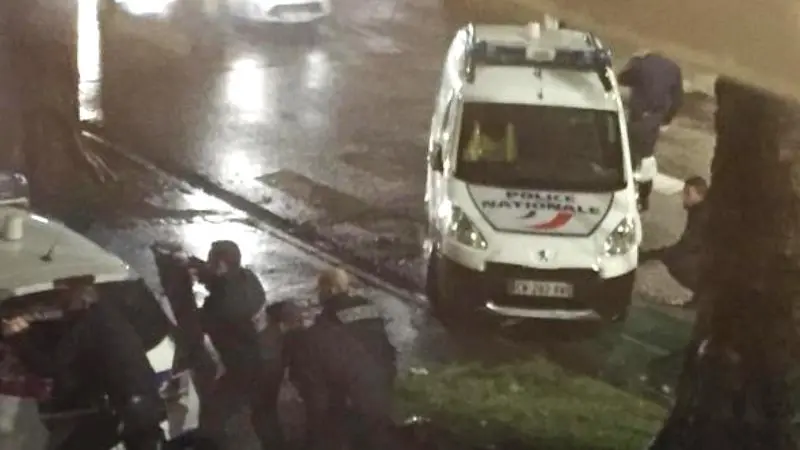 Gli agenti fuori dall'area di servizio di Roubaix (foto tratta da: www.lavoixdunord.fr)