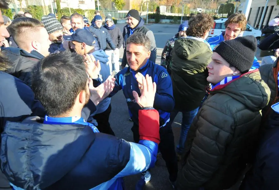 Brescia, il saluto dei tifosi alla partenza dalla Club House