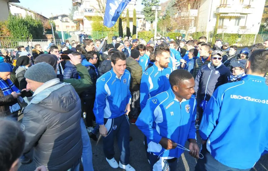 Brescia, il saluto dei tifosi alla partenza dalla Club House