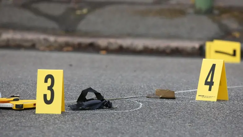 Le indagini in corso davanti alla sede della Polgai