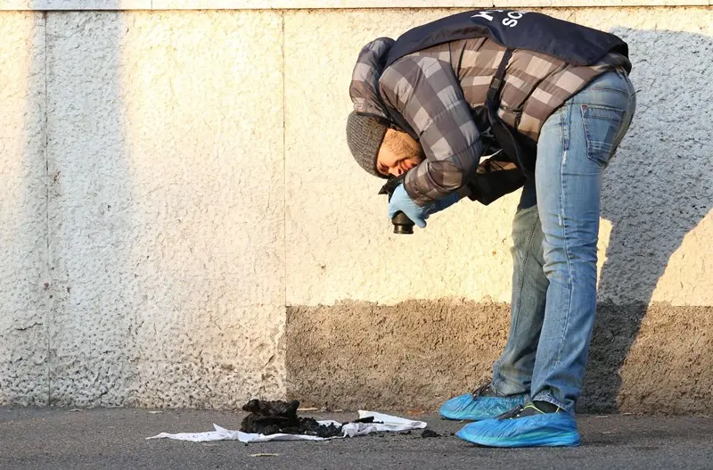 Le indagini in corso davanti alla sede della Polgai