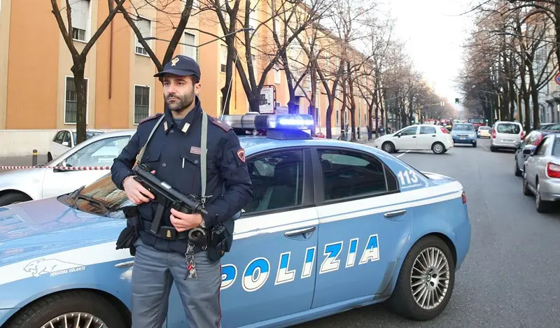 Le indagini in corso davanti alla sede della Polgai