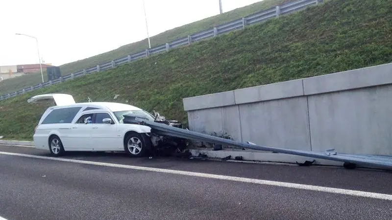 Il carro funebre coinvolto nell'incidente in Brebemi