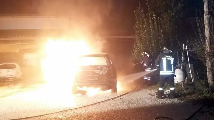 Incendio a Muscoline, distrutte quattro auto