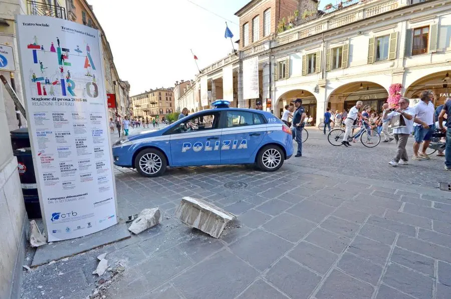 Un pezzo di balcone cade in corso Zanardelli