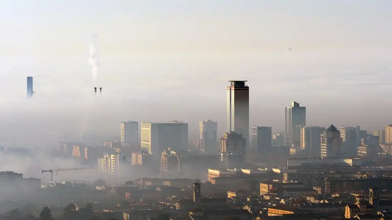 Brescia avvolta in una cappa di smog