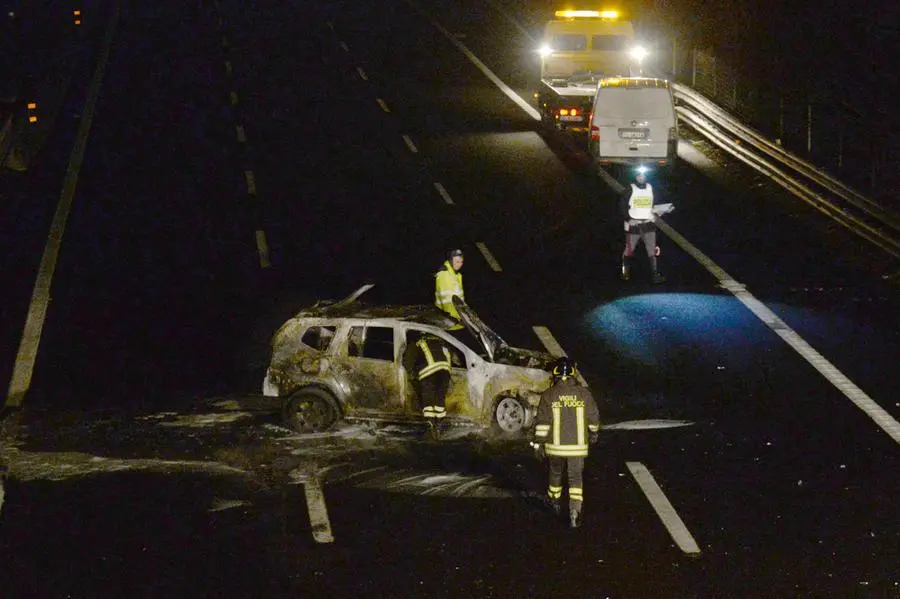 La vettura coinvolta nell'incendio in A4